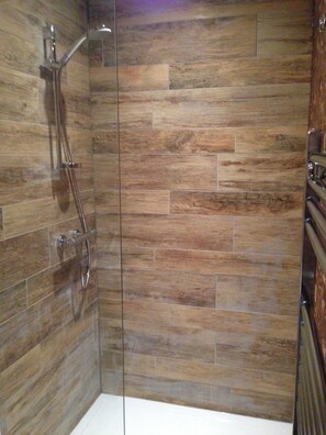 Douche, sèche-cheveux, serviettes fournies