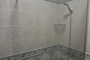Douche, sèche-cheveux, bidet, serviettes fournies