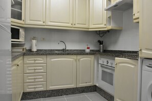 Réfrigérateur, micro-ondes, plaque de cuisson, cafetière/bouilloire