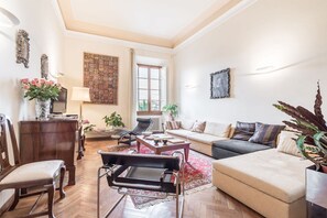 TV - Petra Elegant, apartment in piazza del Carmine in Florence by Mmega (Firenze)