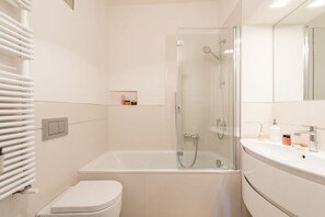 Combinació de dutxa i banyera, assecador de cabells, bidet i tovalloles 