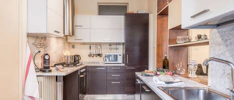 Frigorífico, microondas, horno y placa de cocina