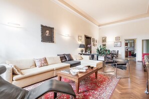 TV - Petra Elegant, apartment in piazza del Carmine in Florence by Mmega (Firenze)