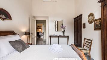 4 bedrooms, desk, iron/ironing board, WiFi