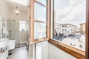 Combined shower/tub, hair dryer, bidet, towels - Petra Elegant, apartment in piazza del Carmine in Florence by Mmega (Firenze)