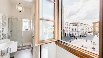 Combined shower/tub, hair dryer, bidet, towels