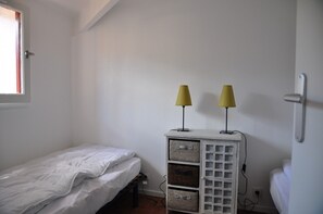 2 chambres, fer et planche Ă repasser