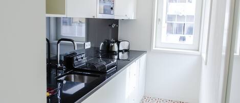 Réfrigérateur, micro-ondes, cafetiÚre/bouilloire, bouilloire électrique