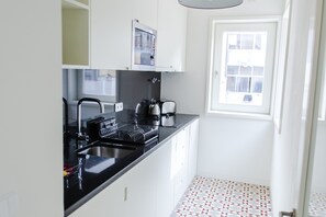 Kühlschrank, Mikrowelle, Wasserkocher mit Kaffee-/Teezubehör