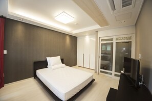 A modern bedroom with a bed, wardrobe, and a TV. - Eunbille (Seogwipo)