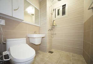Chambre Deluxe (201,202) | Salle de bain | Douche, articles de toilette (gratuits), séchoir à cheveux, pantoufles
