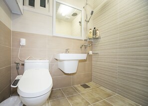 Chambre Deluxe (204,302,304,307) | Salle de bain | Douche, articles de toilette (gratuits), séchoir à cheveux, pantoufles