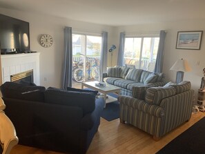 Flatskjerm-TV, peis, DVD-spiller og stereoanlegg