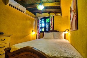 A room with a bed, bedside lamps, an air conditioning unit, and a window with curtains. - Tropical Haven! 5BR w/ Lush Pool Backyard Retreat (Ponton)