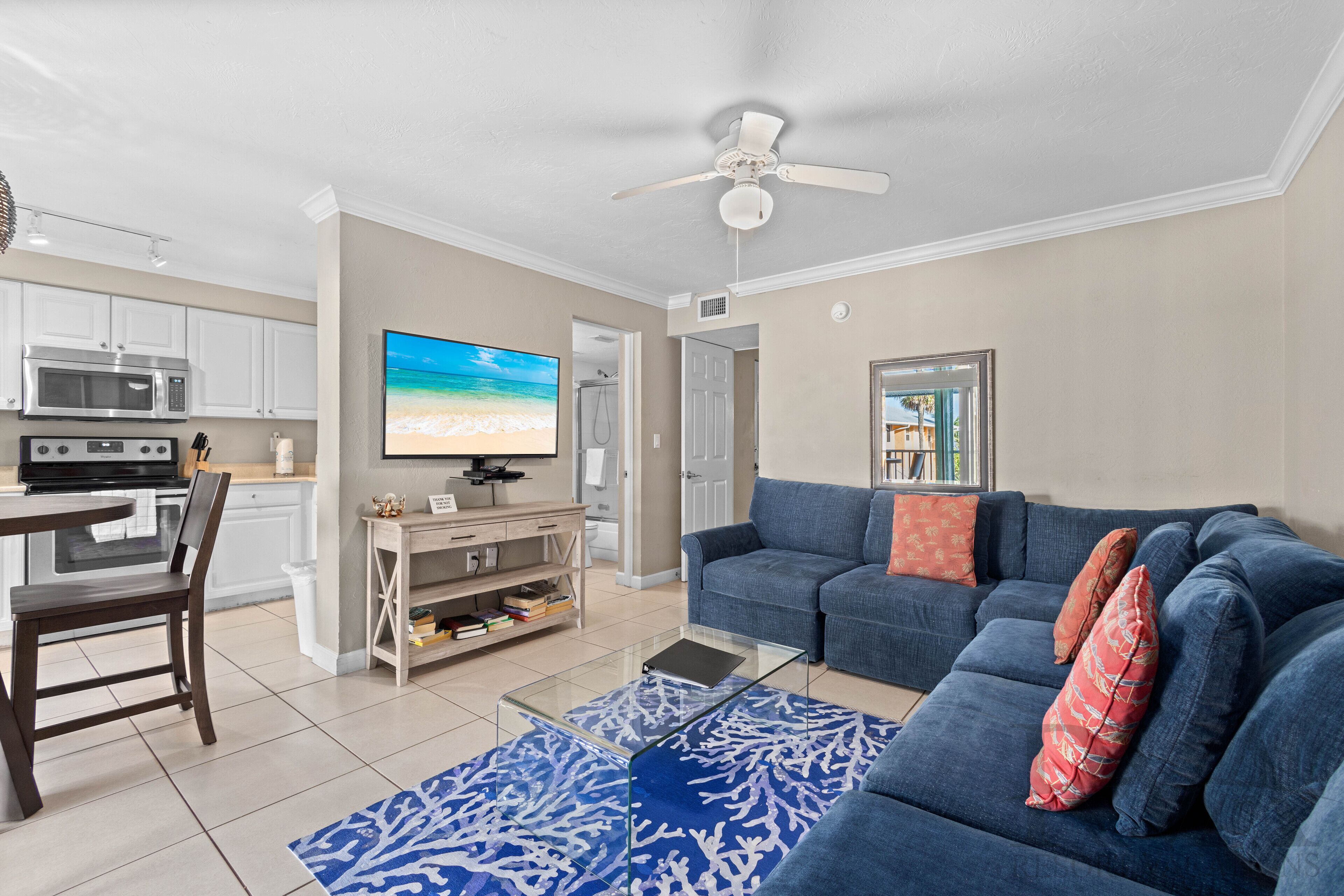 Fernseher, DVD-Player, Stereoanlage, Arbeitsbereiche