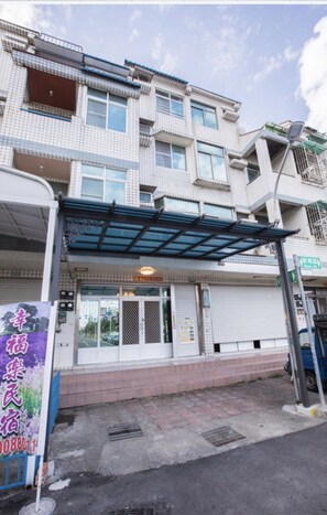 シグネチャー 4 人部屋 1 ベッドルーム ラナイ 1 階 | リビング エリア | 50 インチのLED テレビ (ケーブル放送視聴可)、テレビ