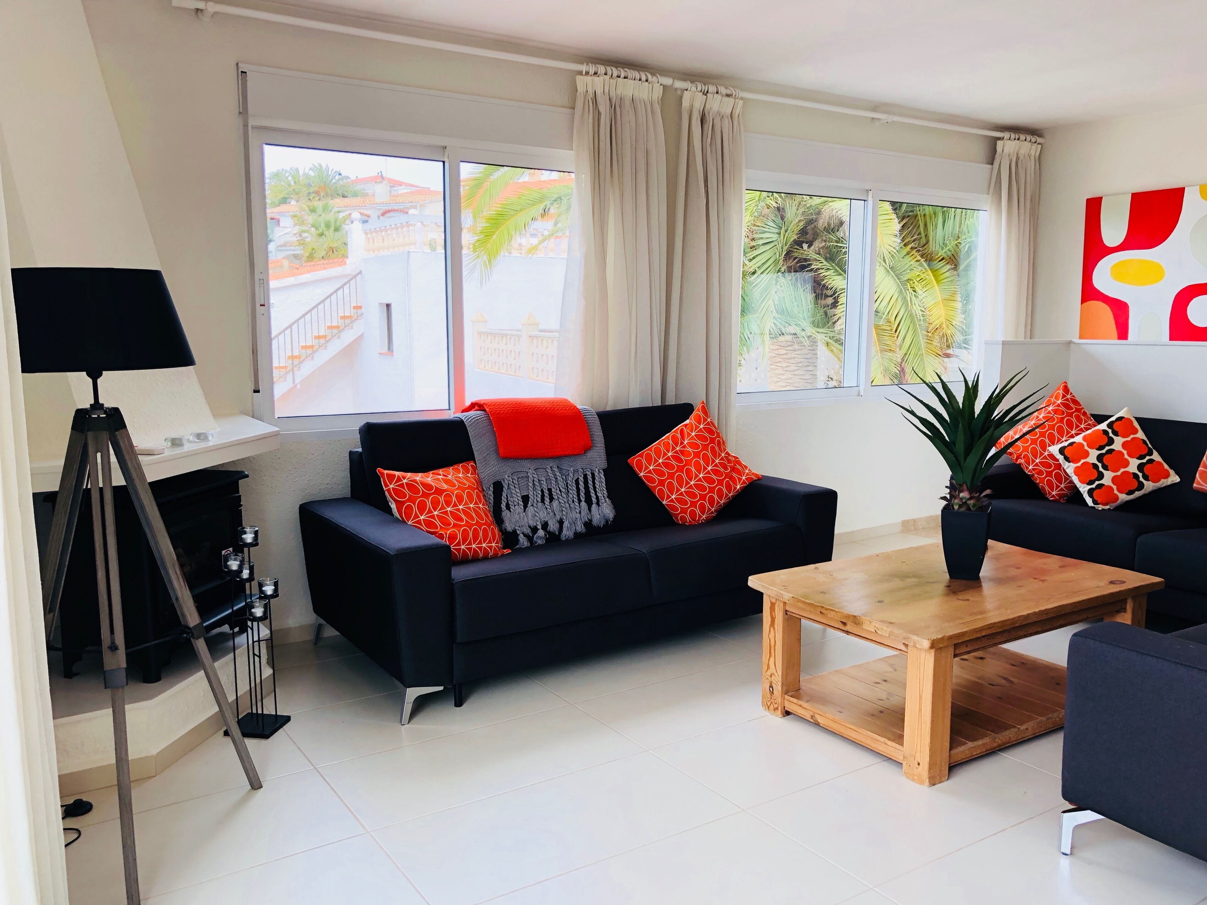 TV connectée, lecteur de DVD, table de tennis de table, chaîne hi-fi