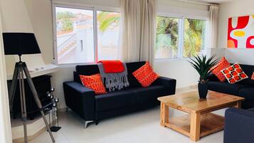 TV connectée, lecteur de DVD, table de tennis de table, chaßne hi-fi