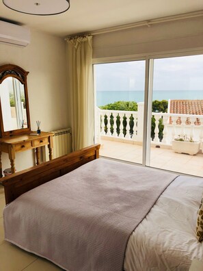 3 makuuhuonetta, memory foam -patjalliset sängyt, silitysrauta/-lauta