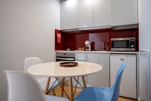 Refrigerador, microondas, horno y cafetera y tetera 