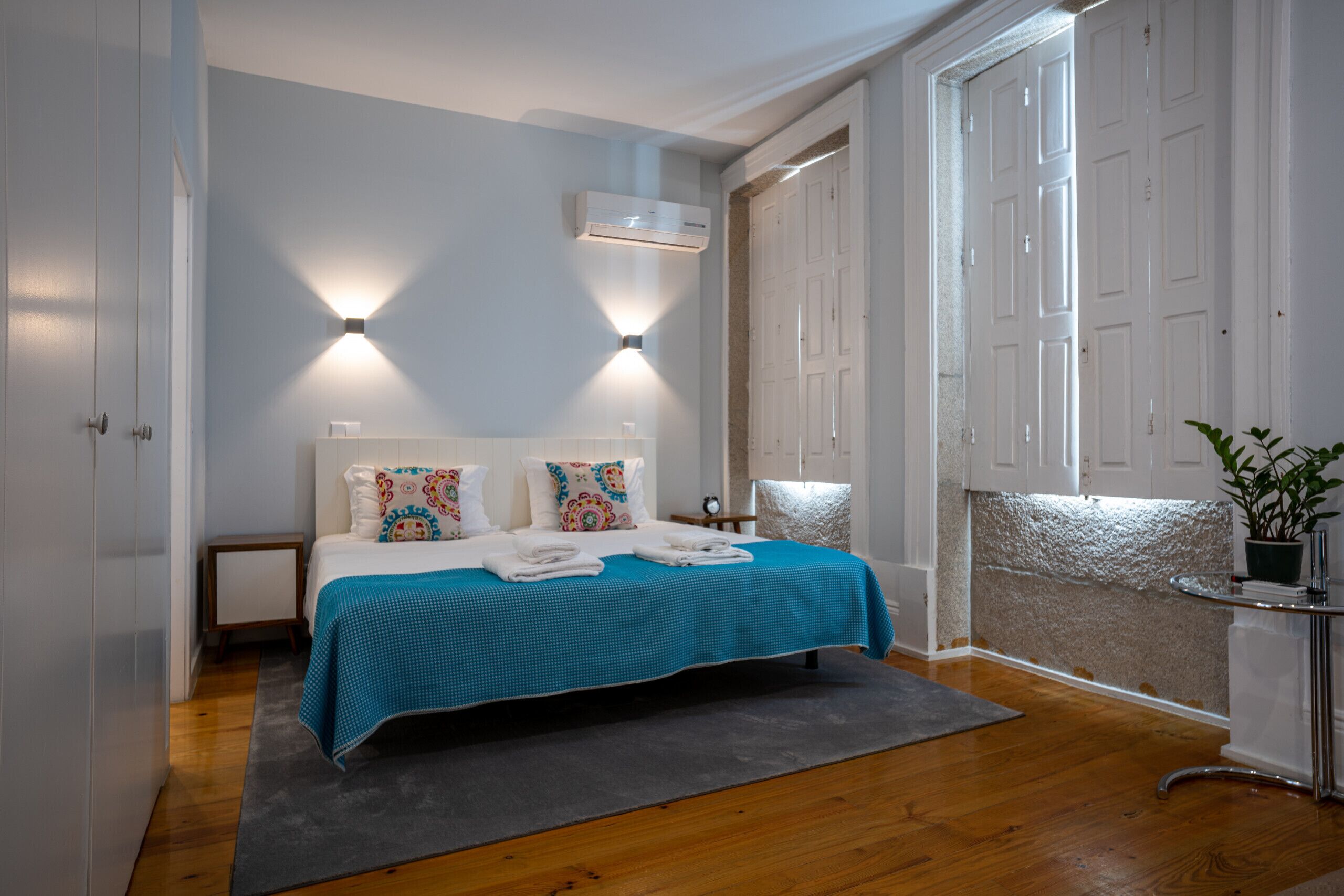 Safe på rommet, strykejern/-brett, wi-fi (inkludert) og sengetøy