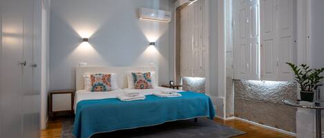 Safe på rommet, strykejern/-brett, wi-fi (inkludert) og sengetøy