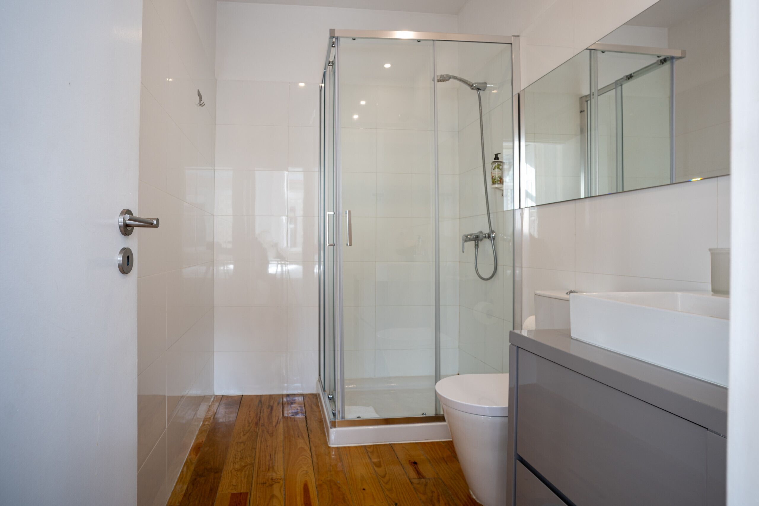 Een douche, een haardroger, handdoeken