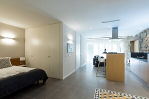 Coffres-forts dans les chambres, fer et planche à repasser