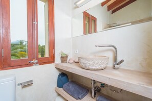 Shower, hair dryer, towels - CAN PINA - ECO REDONDA 2 - Apartment with shared pool in Costitx. Free WiFi (Costitx)