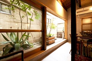 Lobby lounge - OSAKA HOSTEL kai (Osaka)