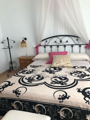 3 habitaciones, tabla de planchar con plancha, wifi y ropa de cama 