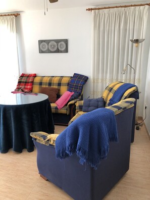 Smart TV, DVD player, livros, biblioteca musical