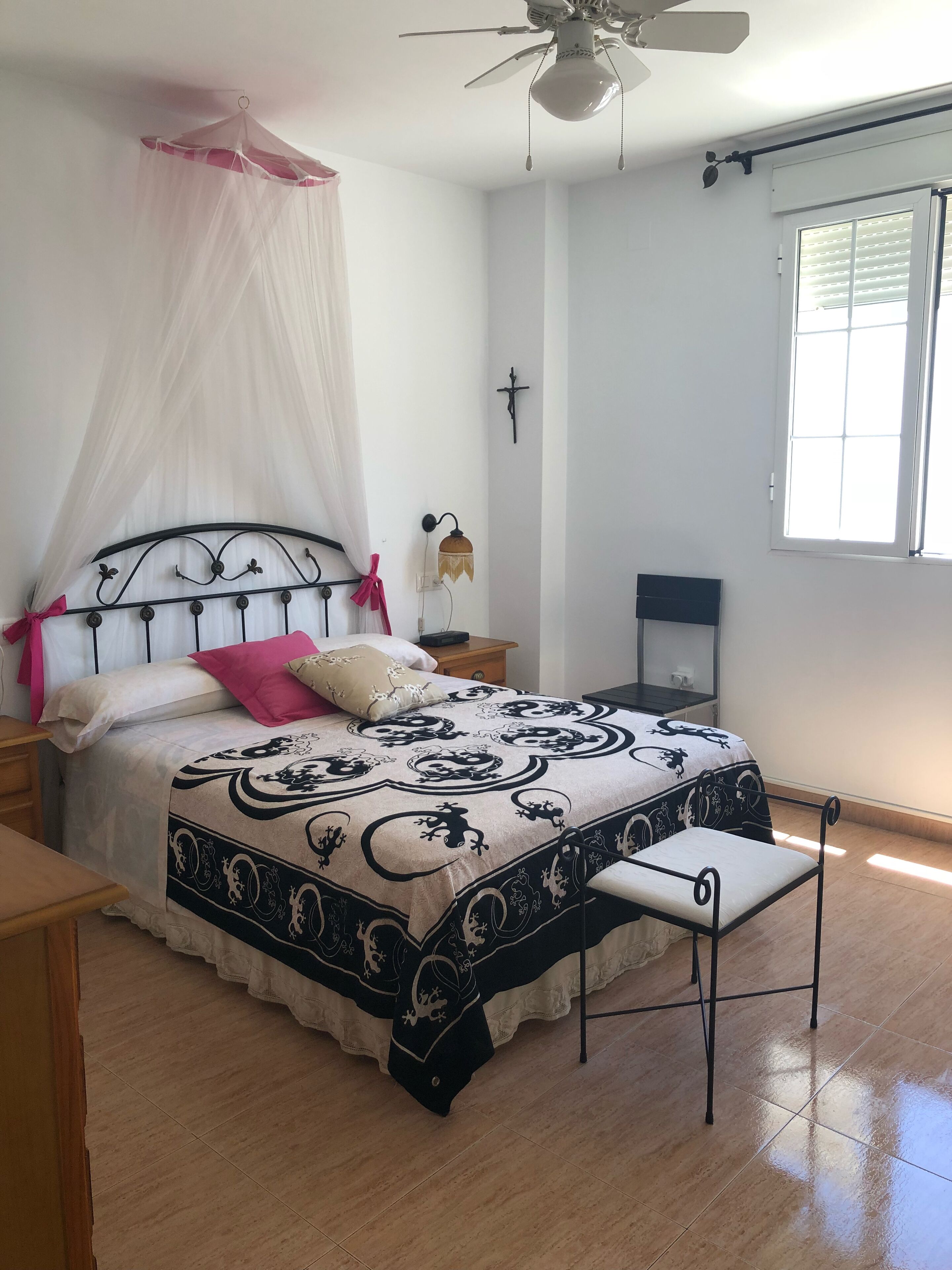 3 slaapkamers, een strijkplank/strijkijzer, wifi, beddengoed