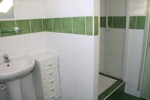Douche, sèche-cheveux, serviettes fournies, savon