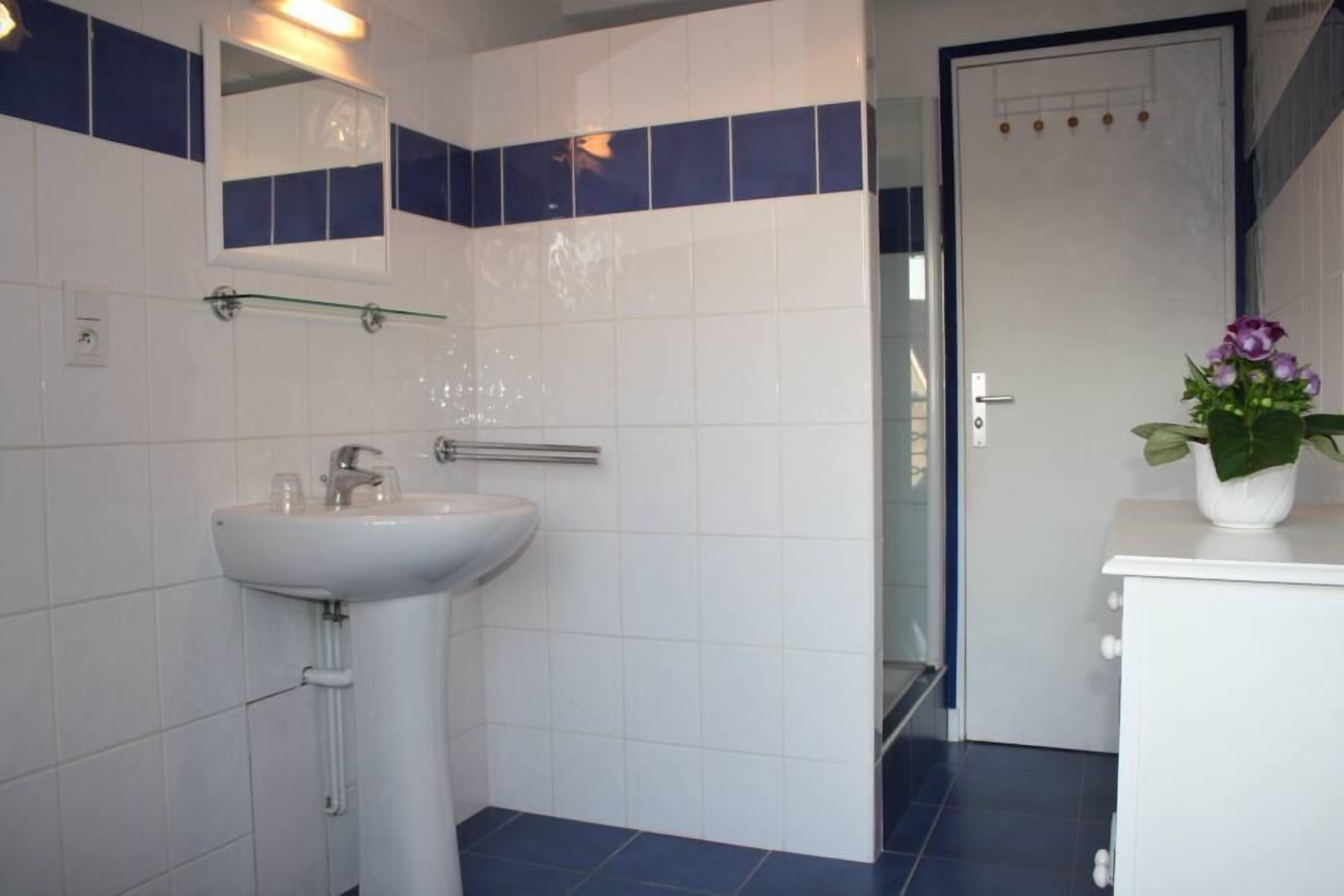 Douche, sèche-cheveux, serviettes fournies, savon