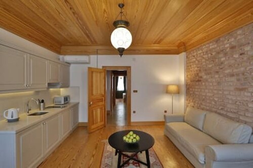 401 · Old City Brand New SPACIOUS with Balcony