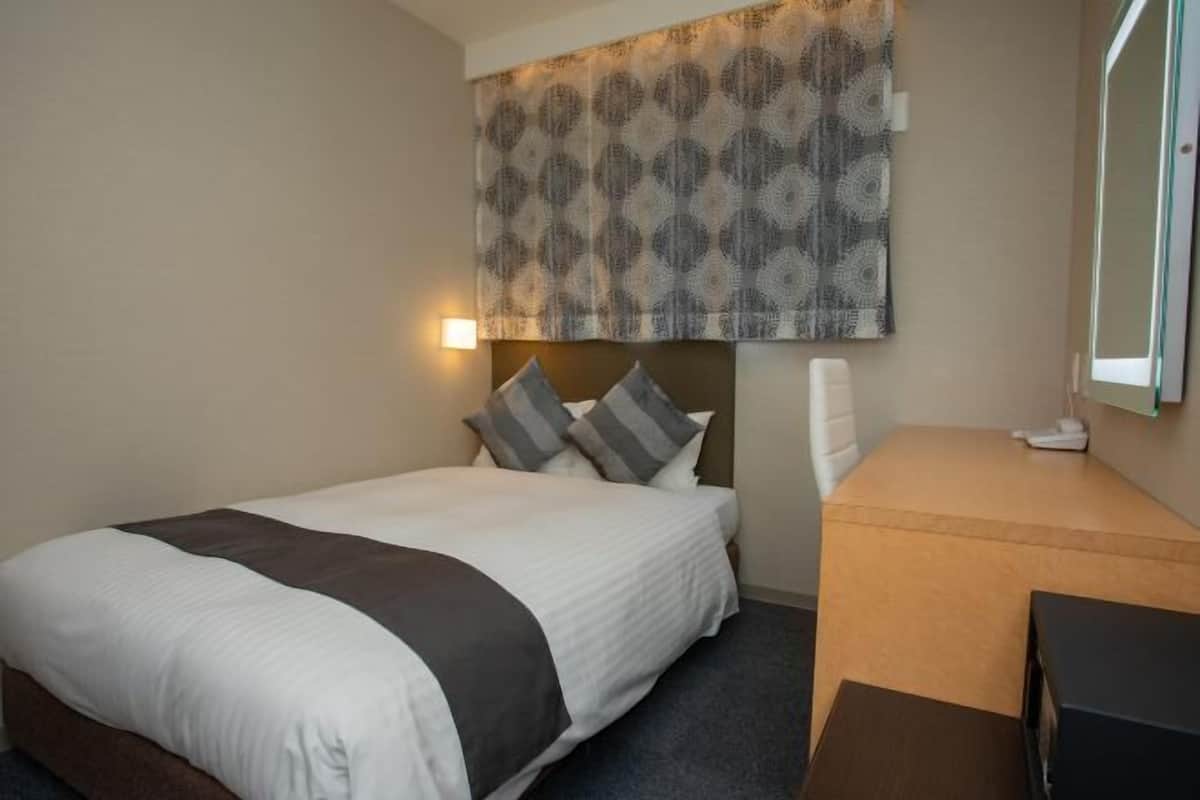 Meja kerja, Wi-Fi gratis, dan seprai linen