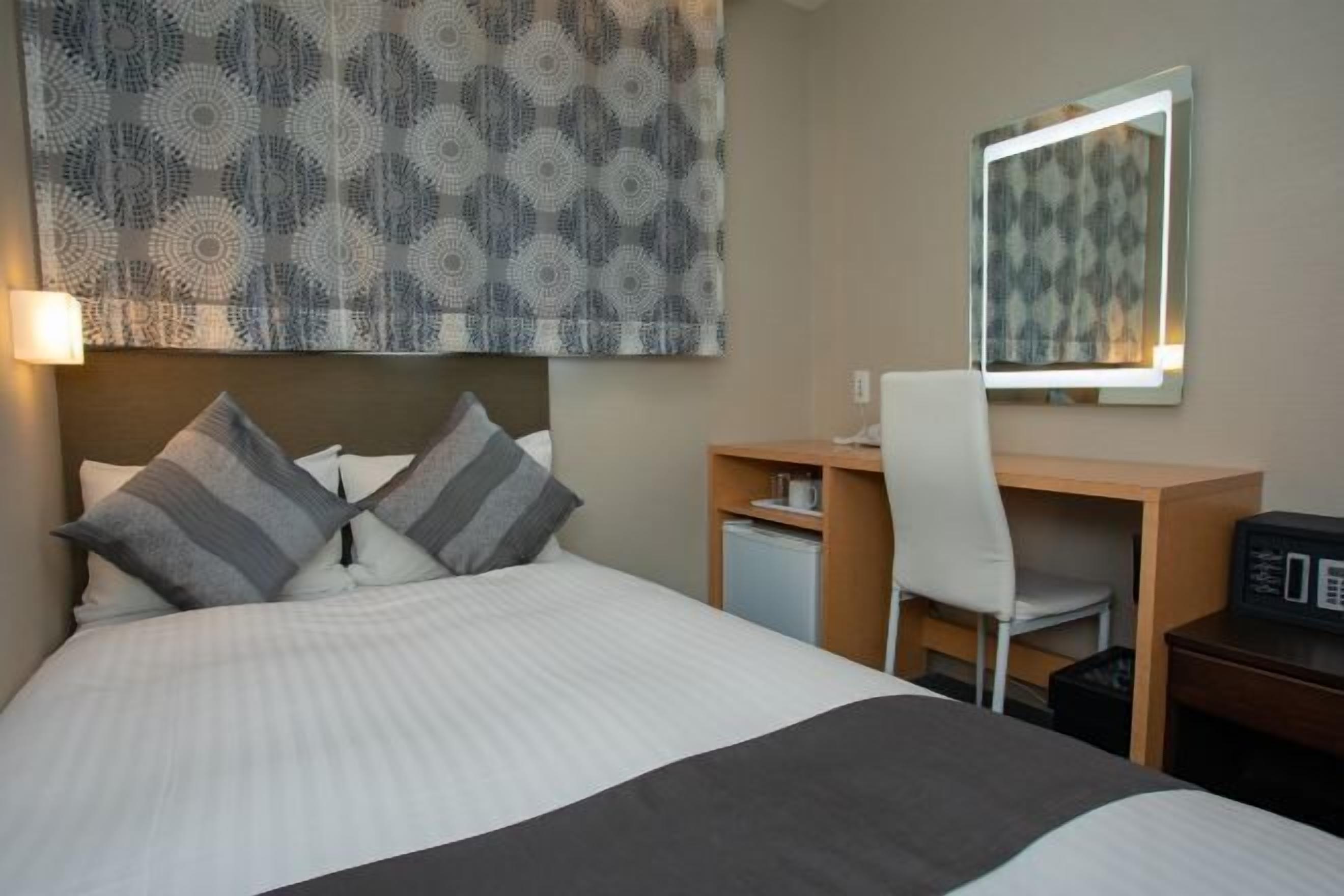 書桌、免費無線上網、床單