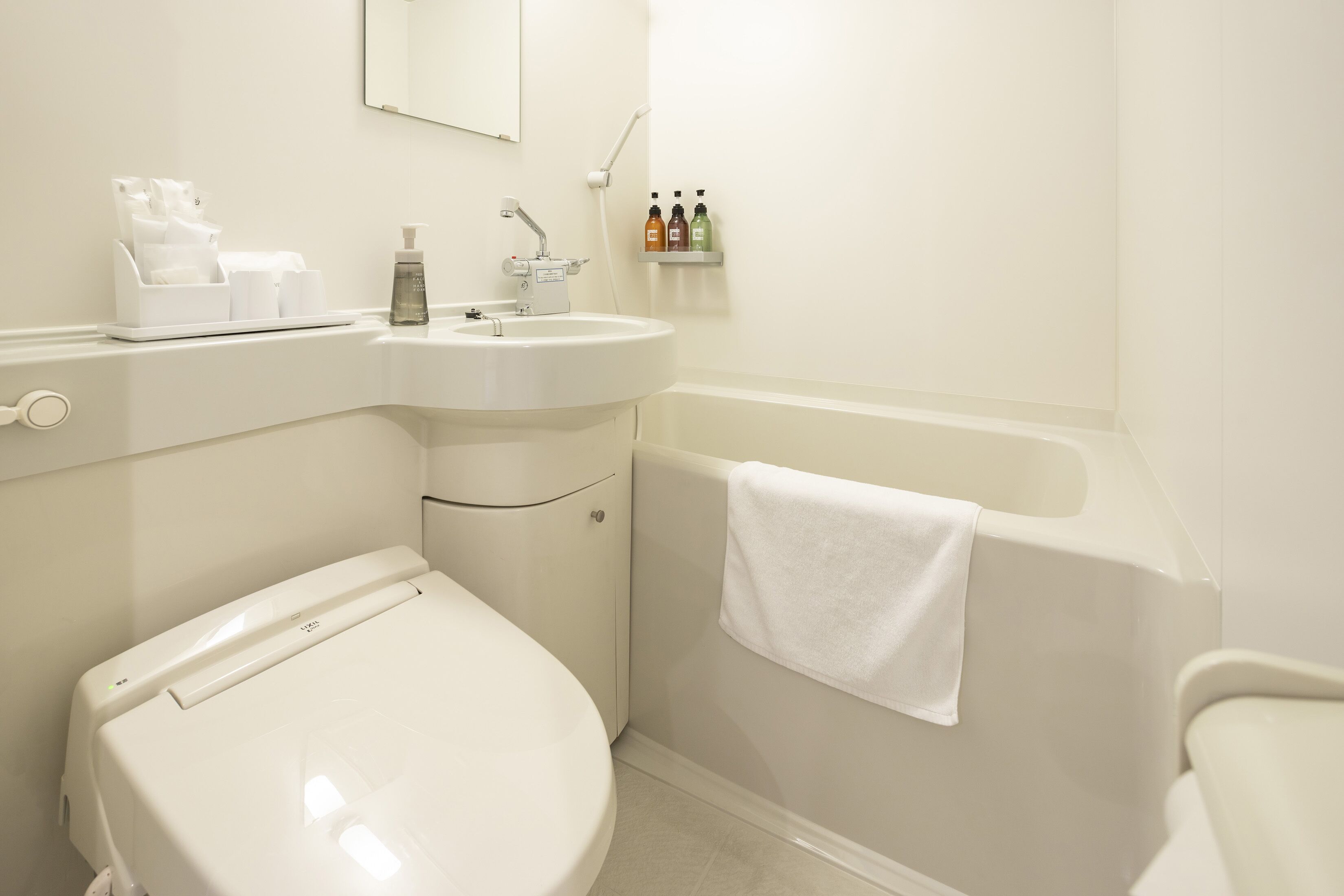 combined shower/bathtub, free toiletries, hair dryer, slippers