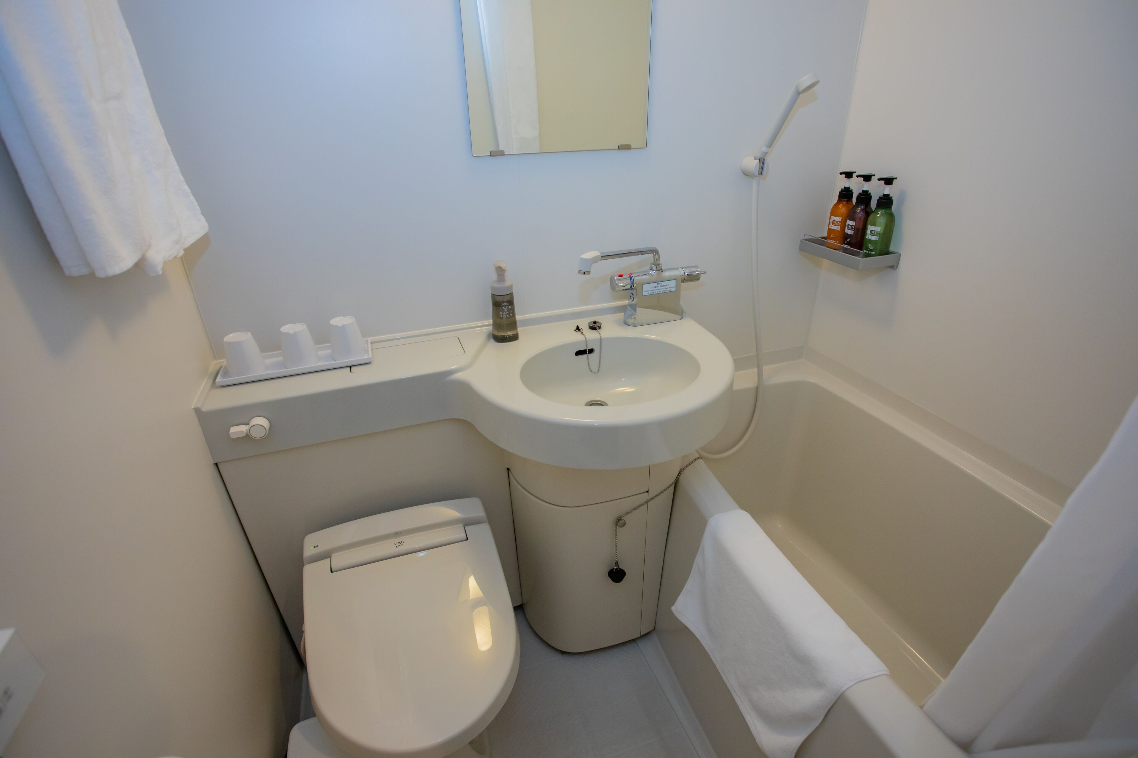 combined shower/bathtub, free toiletries, hair dryer, slippers