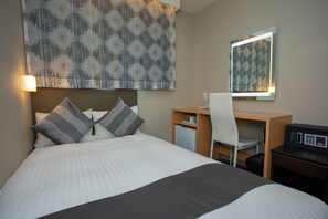 Escritorio, wifi gratis y ropa de cama 