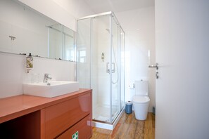 Douche, sĂšche-cheveux, serviettes fournies