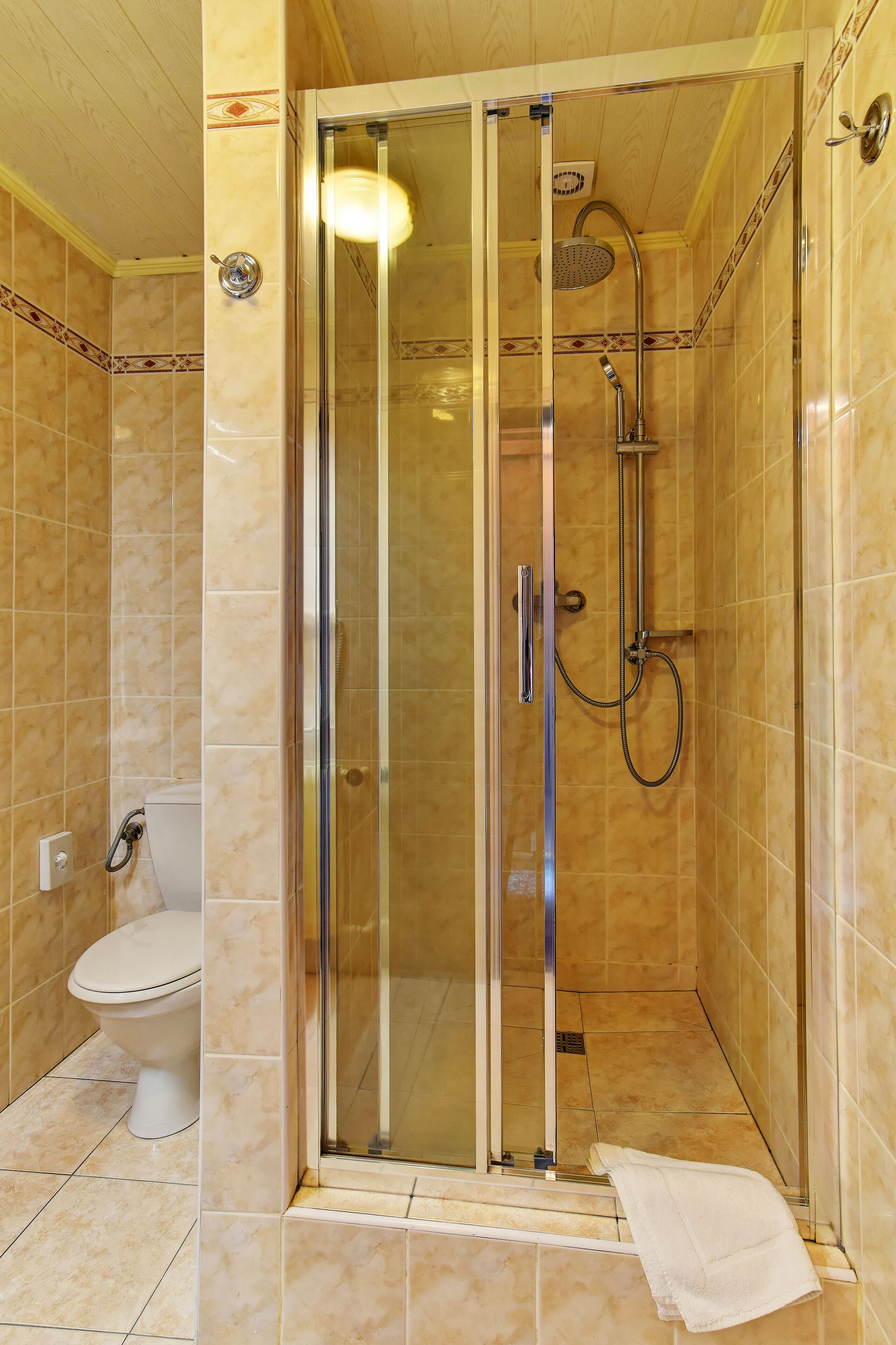 shower, free toiletries, hair dryer, towels