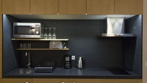 Angolo cottura funzionale con microonde, macchina del caffè e tostapane.