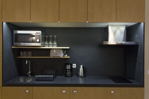 Kühlschrank, Mikrowelle, Wasserkocher mit Kaffee-/Teezubehör