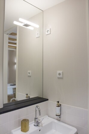 Dusche, Haartrockner, Handtücher