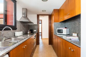 Een koelkast, een microgolfoven, een oven, een kookplaat