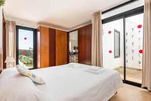 3 habitaciones, tabla de planchar con plancha y cuna de viaje 