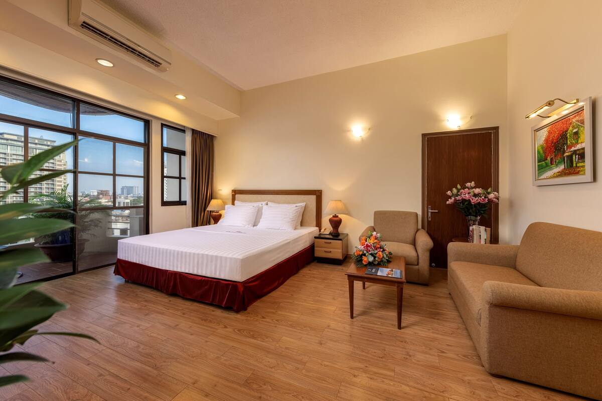 Studio Deluxe, 1 giường cỡ king, cạnh hồ | Két bảo mật tại phòng, bàn, màn/rèm cản sáng, bàn ủi/dụng cụ ủi quần áo 