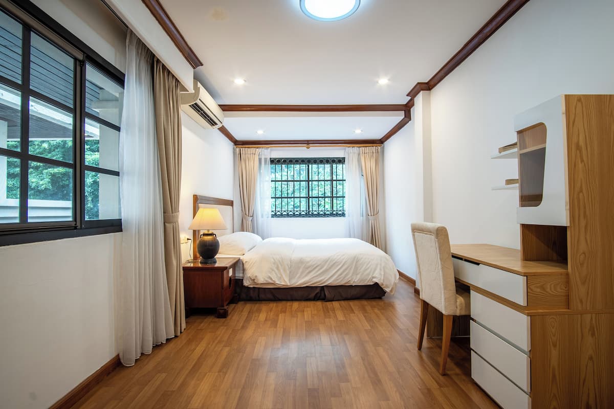 Két bảo mật tại phòng, bàn, màn/rèm cản sáng, bàn ủi/dụng cụ ủi quần áo 